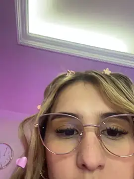 Snapshot of sophijenner chatting on 03.17.25 sophijenner online show from 03.17.25