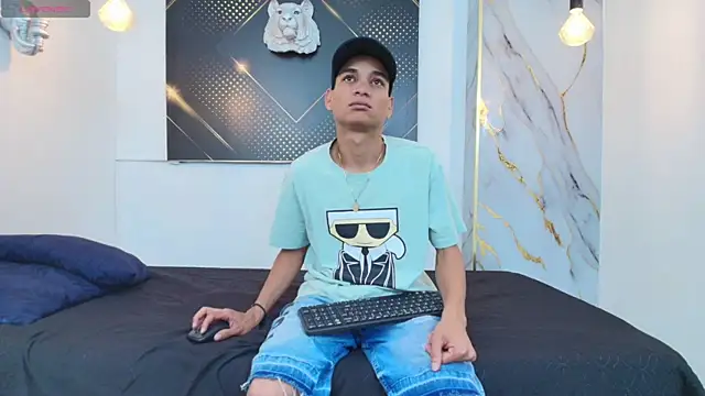 Snapshot of JordanAndAndrew chatting on 10.06.25 JordanAndAndrew online show from 10.06.25