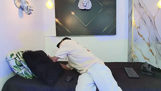 Snapshot of JordanAndAndrew chatting on 10.29.25 JordanAndAndrew online show from 10.29.25