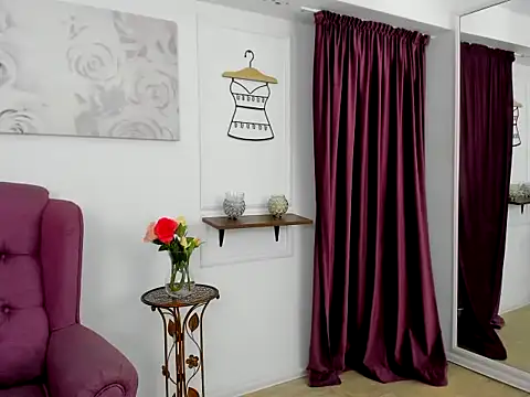 Snapshot of Queenrafaella chatting on 10.08.25 Queenrafaella online show from 10.08.25