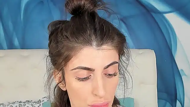 SkinnyDolly online show from 10.11.25