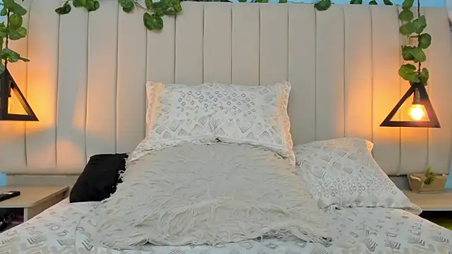 JulianaWaldo online show from 12.21.24