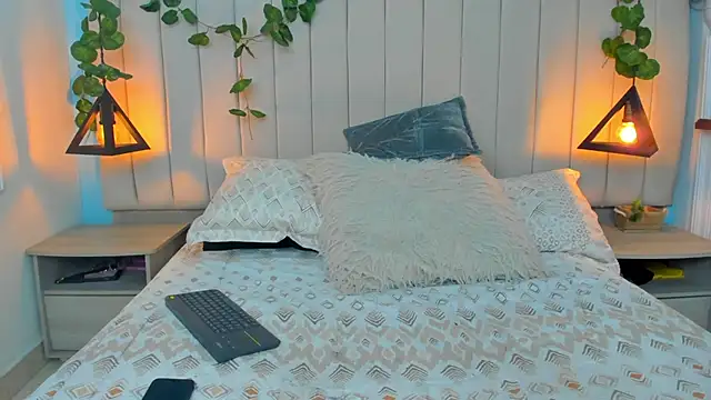 JulianaWaldo online show from 12.24.24