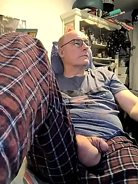 Snapshot of bogland33 chatting on 02.18.25 bogland33 online show from 02.18.25