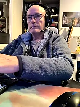 Snapshot of bogland33 chatting on 02.19.25 bogland33 online show from 02.19.25