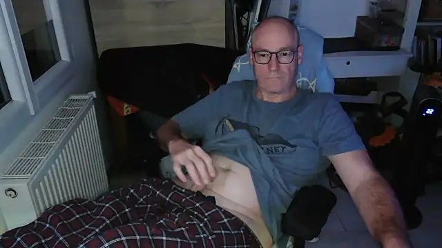 Snapshot of bogland33 chatting on 02.19.25 bogland33 online show from 02.19.25