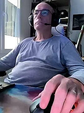 Snapshot of bogland33 chatting on 02.24.25 bogland33 online show from 02.24.25