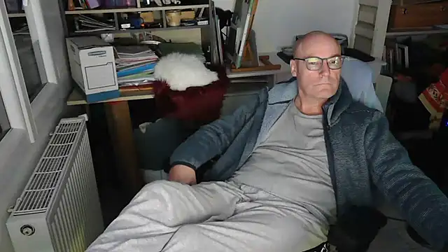 Snapshot of bogland33 chatting on 02.24.25 bogland33 online show from 02.24.25