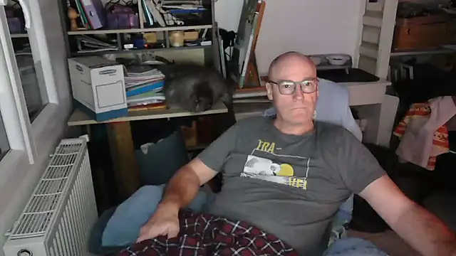 Snapshot of bogland33 chatting on 02.25.25 bogland33 online show from 02.25.25