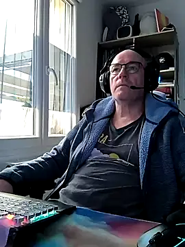 Snapshot of bogland33 chatting on 02.27.25 bogland33 online show from 02.27.25