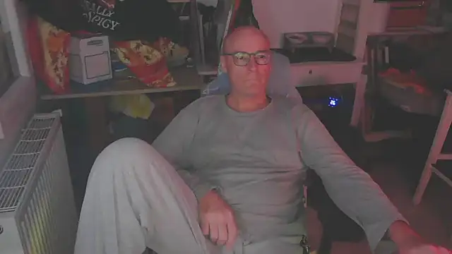 Snapshot of bogland33 chatting on 03.04.25 bogland33 online show from 03.04.25