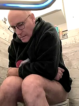 Snapshot of bogland33 chatting on 03.10.25 bogland33 online show from 03.10.25