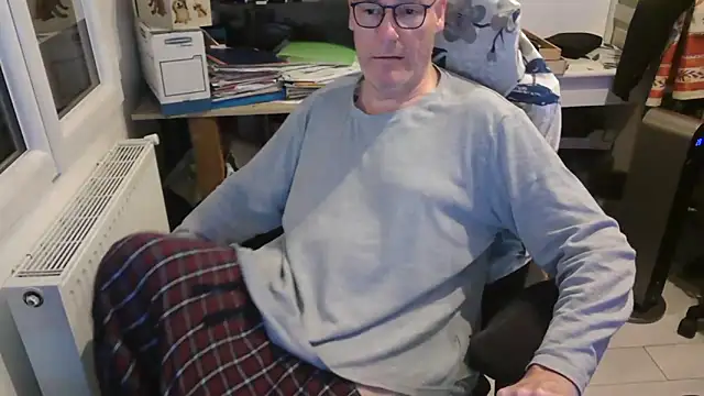 Snapshot of bogland33 chatting on 03.20.25 bogland33 online show from 03.20.25