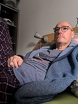 Snapshot of bogland33 chatting on 09.12.25 bogland33 online show from 09.12.25