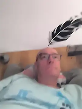 Snapshot of bogland33 chatting on 09.14.25 bogland33 online show from 09.14.25