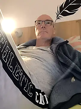 Snapshot of bogland33 chatting on 09.15.25 bogland33 online show from 09.15.25