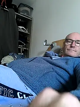 Snapshot of bogland33 chatting on 09.16.25 bogland33 online show from 09.16.25