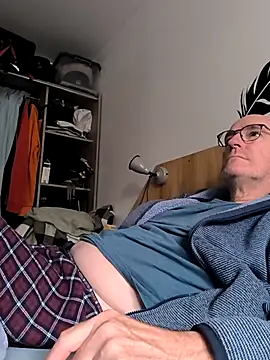 Snapshot of bogland33 chatting on 09.25.25 bogland33 online show from 09.25.25