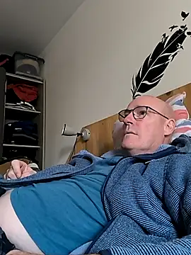 Snapshot of bogland33 chatting on 10.18.25 bogland33 online show from 10.18.25