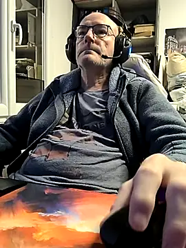 Snapshot of bogland33 chatting on 11.01.25 bogland33 online show from 11.01.25