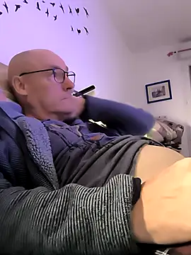 Snapshot of bogland33 chatting on 11.04.25 bogland33 online show from 11.04.25