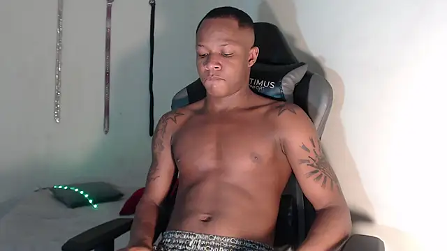 Snapshot of Alid_17 chatting on 12.14.24 Alid 17 online show from 12.14.24