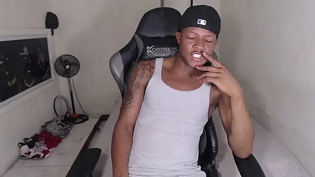 Snapshot of Alid_17 chatting on 12.20.24 Alid 17 online show from 12.20.24