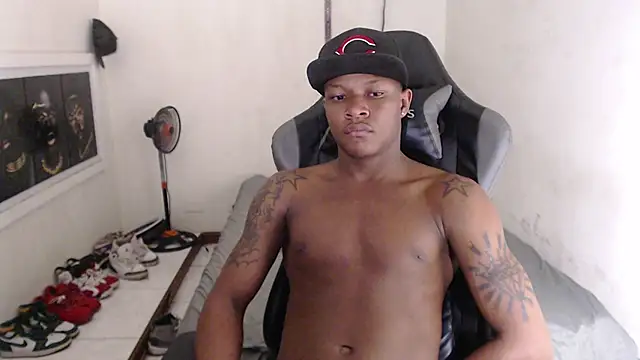 Snapshot of Alid_17 chatting on 12.24.24 Alid 17 online show from 12.24.24