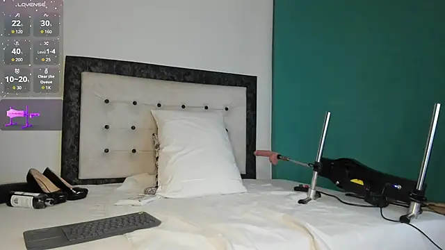 Snapshot of kinky_polar chatting on 02.25.26 kinky polar online show from 02.25.26