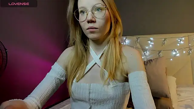 Esme Runn online show from 01.10.25