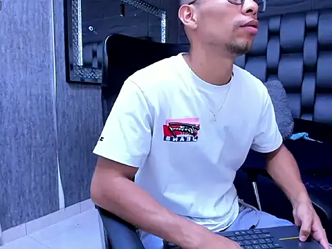 Snapshot of richar_voller chatting on 10.10.25 richar voller online show from 10.10.25