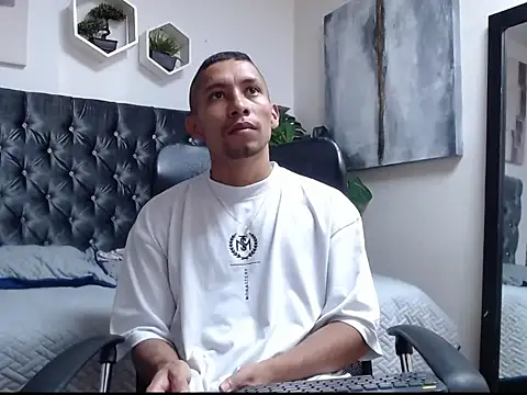 Snapshot of richar_voller chatting on 10.20.25 richar voller online show from 10.20.25