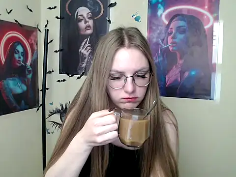 Snapshot of _AlMamiyy_ chatting on 10.17.25 AlMamiyy online show from 10.17.25