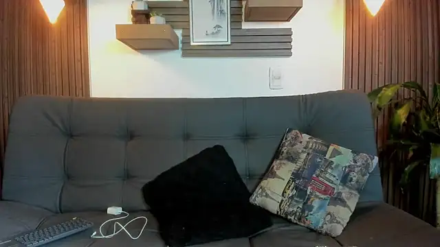 Snapshot of Layla_707 chatting on 10.10.25 Layla 707 online show from 10.10.25