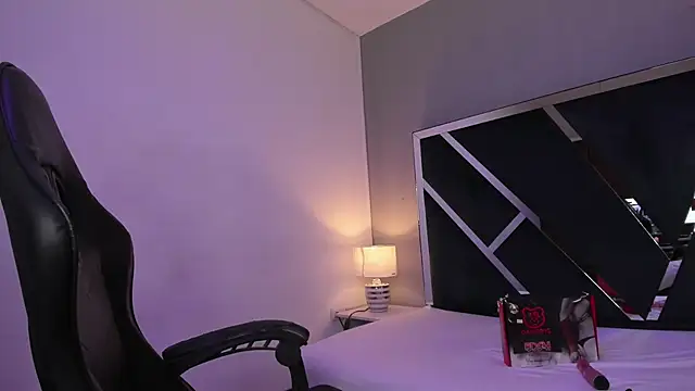 Snapshot of MhiaRey chatting on 01.10.25 MhiaRey online show from 01.10.25