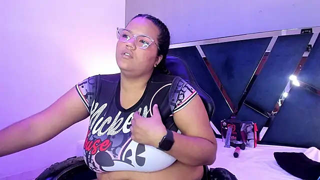 Snapshot of MhiaRey chatting on 01.17.25 MhiaRey online show from 01.17.25