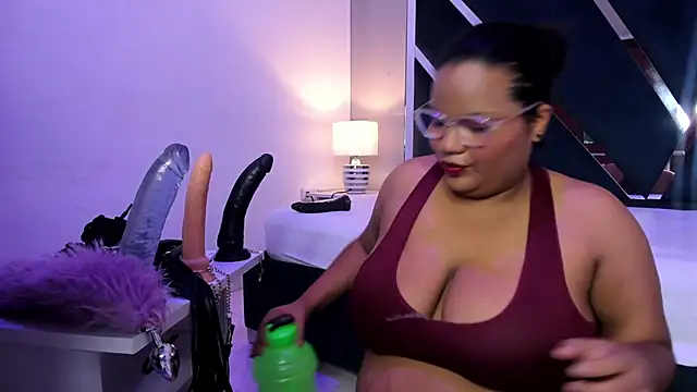 Snapshot of MhiaRey chatting on 01.25.25 MhiaRey online show from 01.25.25