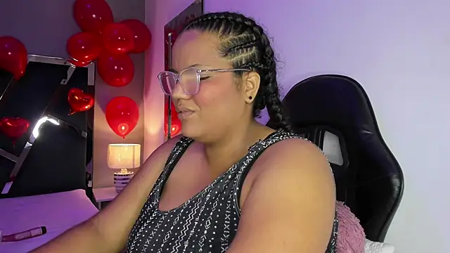 Snapshot of MhiaRey chatting on 02.05.25 MhiaRey online show from 02.05.25