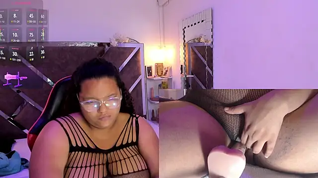 Snapshot of MhiaRey chatting on 10.15.25 MhiaRey online show from 10.15.25