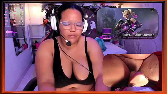 Snapshot of MhiaRey chatting on 10.23.25 MhiaRey online show from 10.23.25