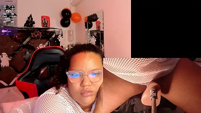 Snapshot of MhiaRey chatting on 10.26.25 MhiaRey online show from 10.26.25