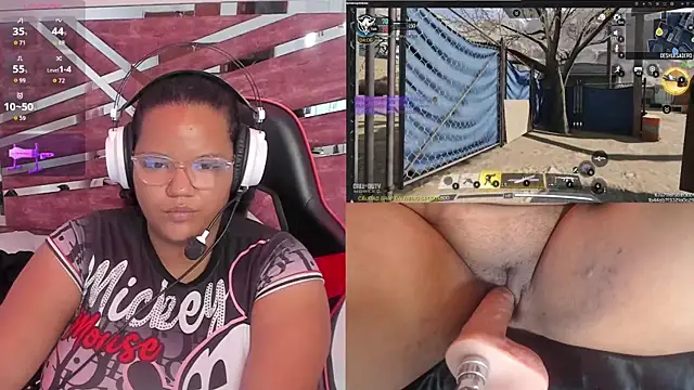 Snapshot of MhiaRey chatting on 10.31.25 MhiaRey online show from 10.31.25