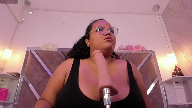 Snapshot of MhiaRey chatting on 11.05.25 MhiaRey online show from 11.05.25