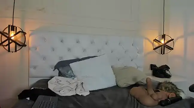 Slut Milf  online show from 12.17.24