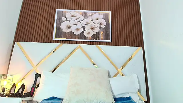 Snapshot of Slut_Milf_ chatting on 10.29.25 Slut Milf online show from 10.29.25