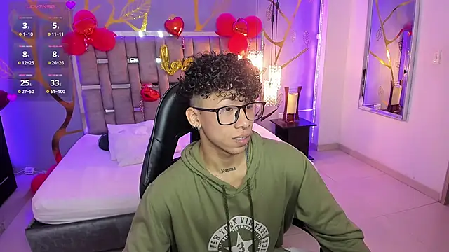 Snapshot of AkazaBoy_ chatting on 02.07.25 AkazaBoy online show from 02.07.25