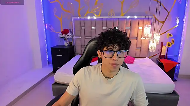 Snapshot of AkazaBoy_ chatting on 03.19.25 AkazaBoy online show from 03.19.25