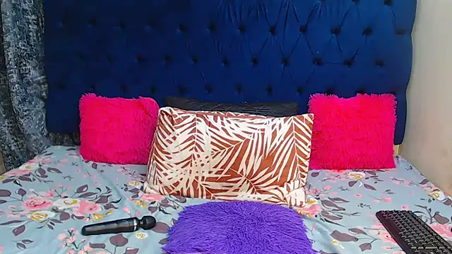 Snapshot of MelaninBear chatting on 09.24.25 MelaninBear online show from 09.24.25