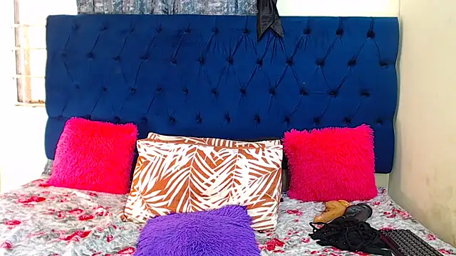 Snapshot of MelaninBear chatting on 10.03.25 MelaninBear online show from 10.03.25