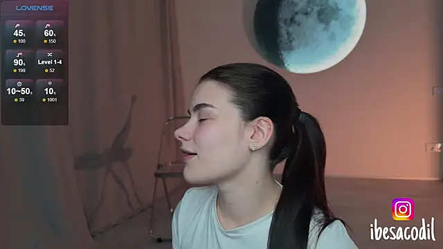 Snapshot of adriana_allien chatting on 05.08.26 adriana allien online show from 05.08.26